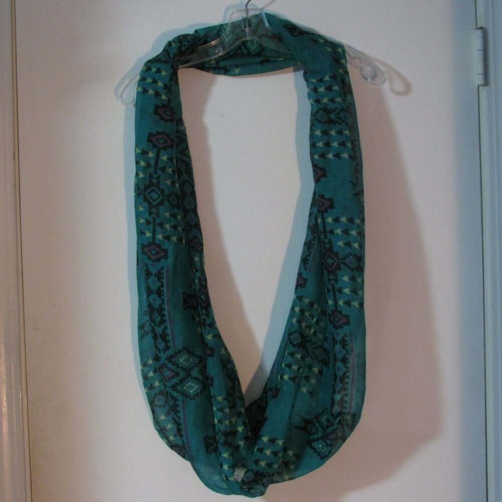 * Green Infinity Scarf Southwestern Pattern Black Purple Excellent